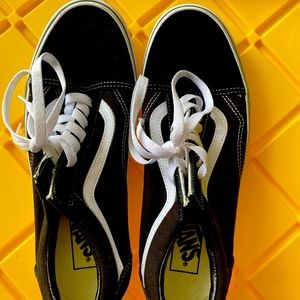 Men’s size 8 Old Skool vans. Black and White. Excellent condition!